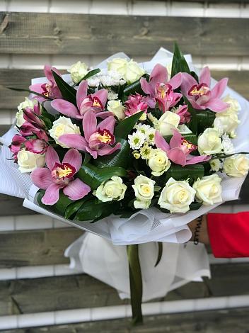 Букет цветов из: Розы и Хризантемы в Икряном