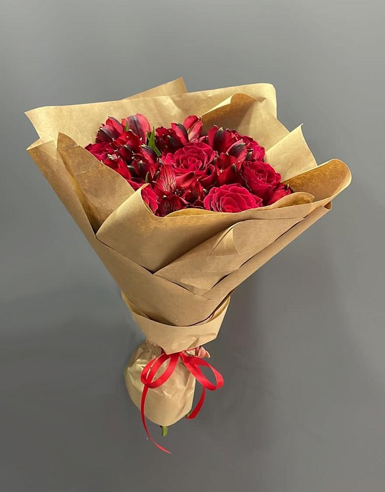 Букет цветов из: Альстромерии и Розы в Икряном