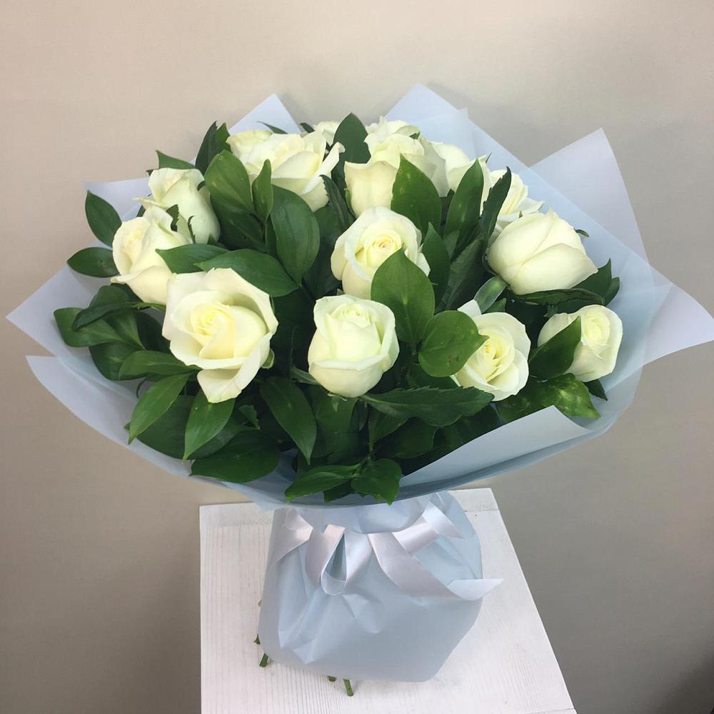 Букет 15 Белых роз Проуд в Икряном