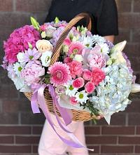 Композиция солнечный день в Икряном Цветочная композиция из Розы, Хризантемы, Пионы и Лизиантусы в корзине в Икряном