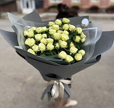 Букет Белые кустовые розы Солинеро в Икряном