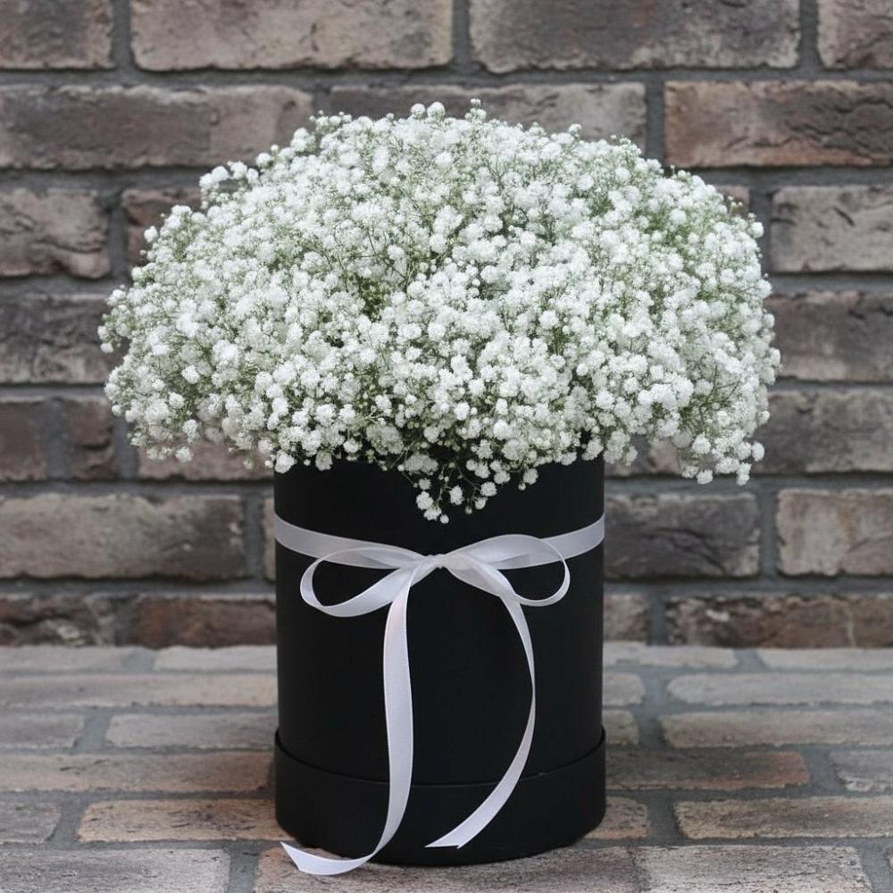 Цветочная композиция из Гипсофила в шляпной коробке в Икряном