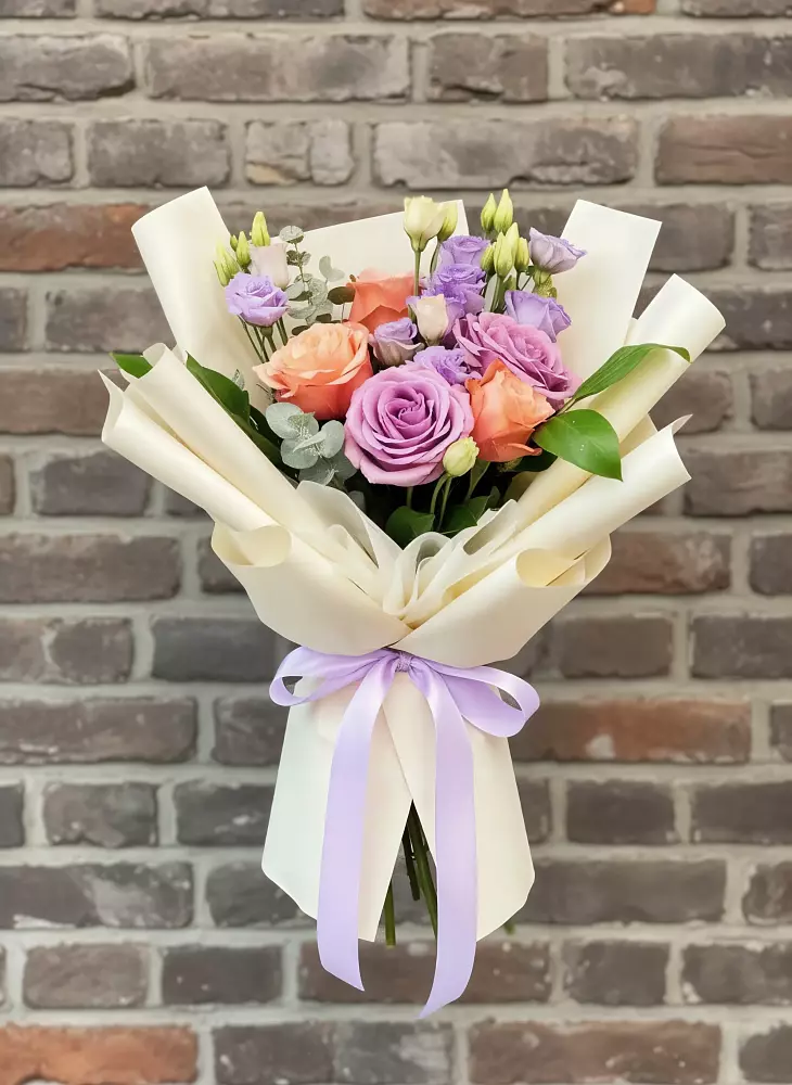 Букет цветов из: Лизиантусы и Розы в Икряном