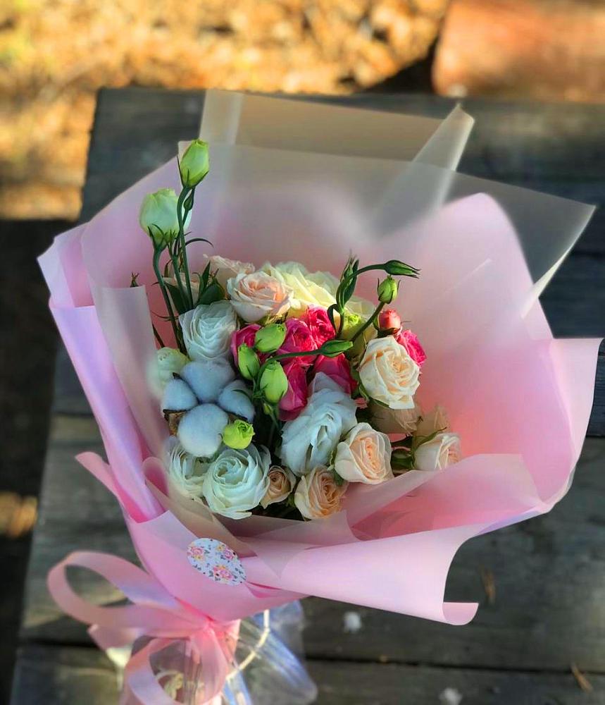 Букет цветов из: Розы и Лизиантусы в Икряном