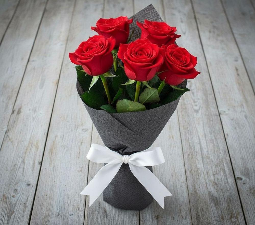 Букет 5 Красных роз Эдлесс Лав в Икряном