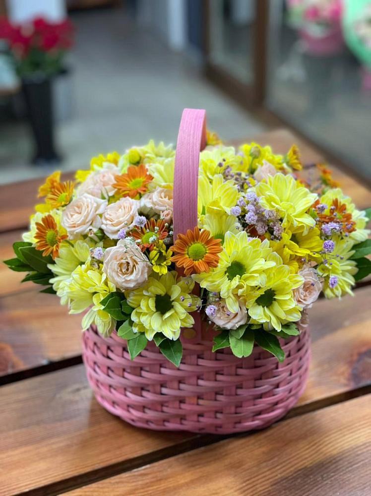 Цветочная композиция из Хризантемы и Розы в корзине в Икряном
