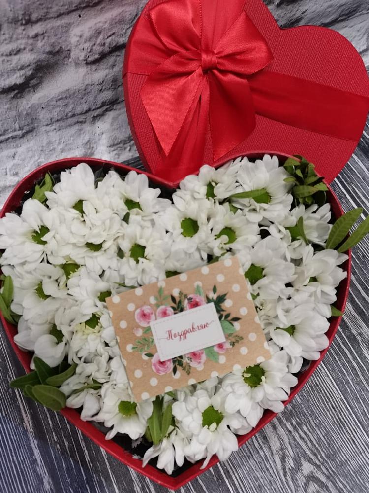 Цветочная композиция из Хризантемы в виде сердца в Икряном