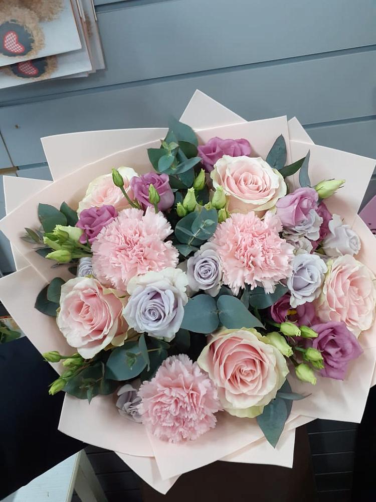 Букет цветов из: Розы, Гвоздики и Лизиантусы в Икряном