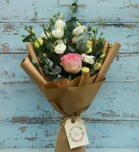 Букет цветов из:  Розы и Лизиантусы в Икряном