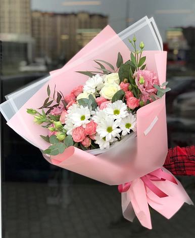 Букет цветов из: Розы, Лизиантусы и Хризантемы в Икряном